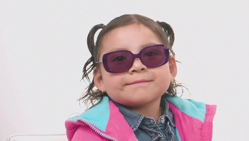 Niña con gafas de sol