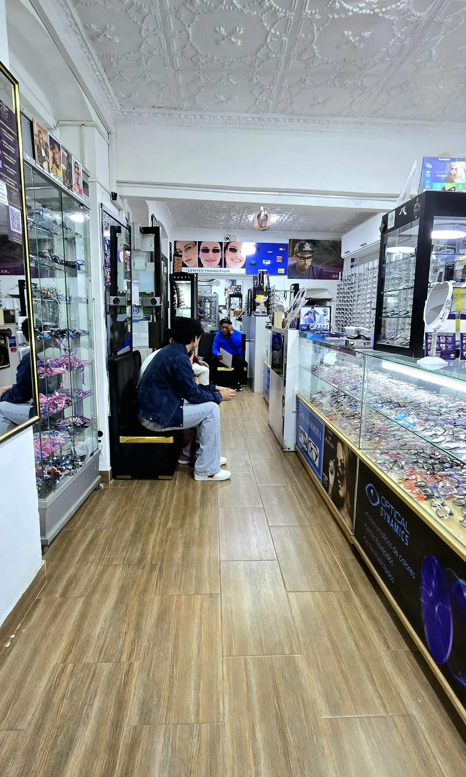 El interior del local con sus vitrinas